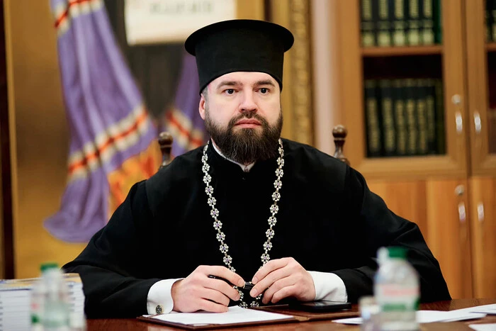 Суд звільнив від відповідальності чоловіка, який каменем вибив вітраж із зображенням Богоматері у храмі