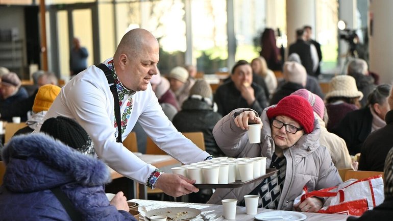 У Львові приготували Великодній сніданок для потребуючих людей