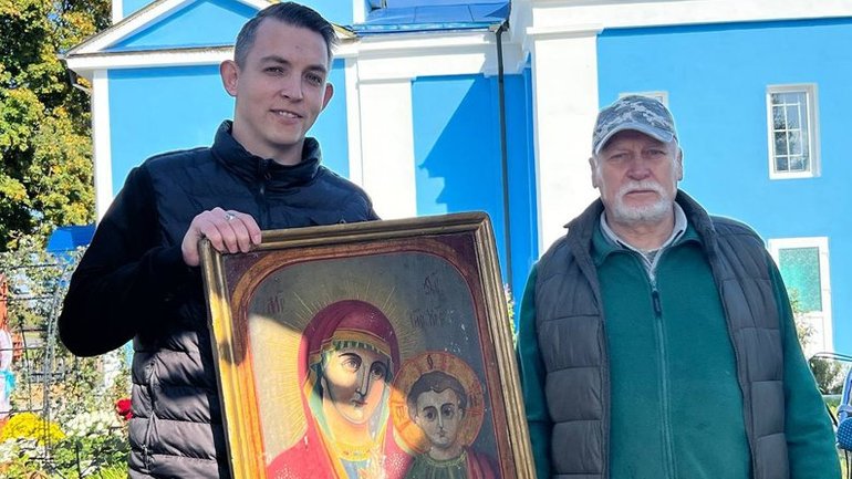 На дзвіниці храму на Волині знайшли процесійний хрест ХІХ з двоголовим орлом