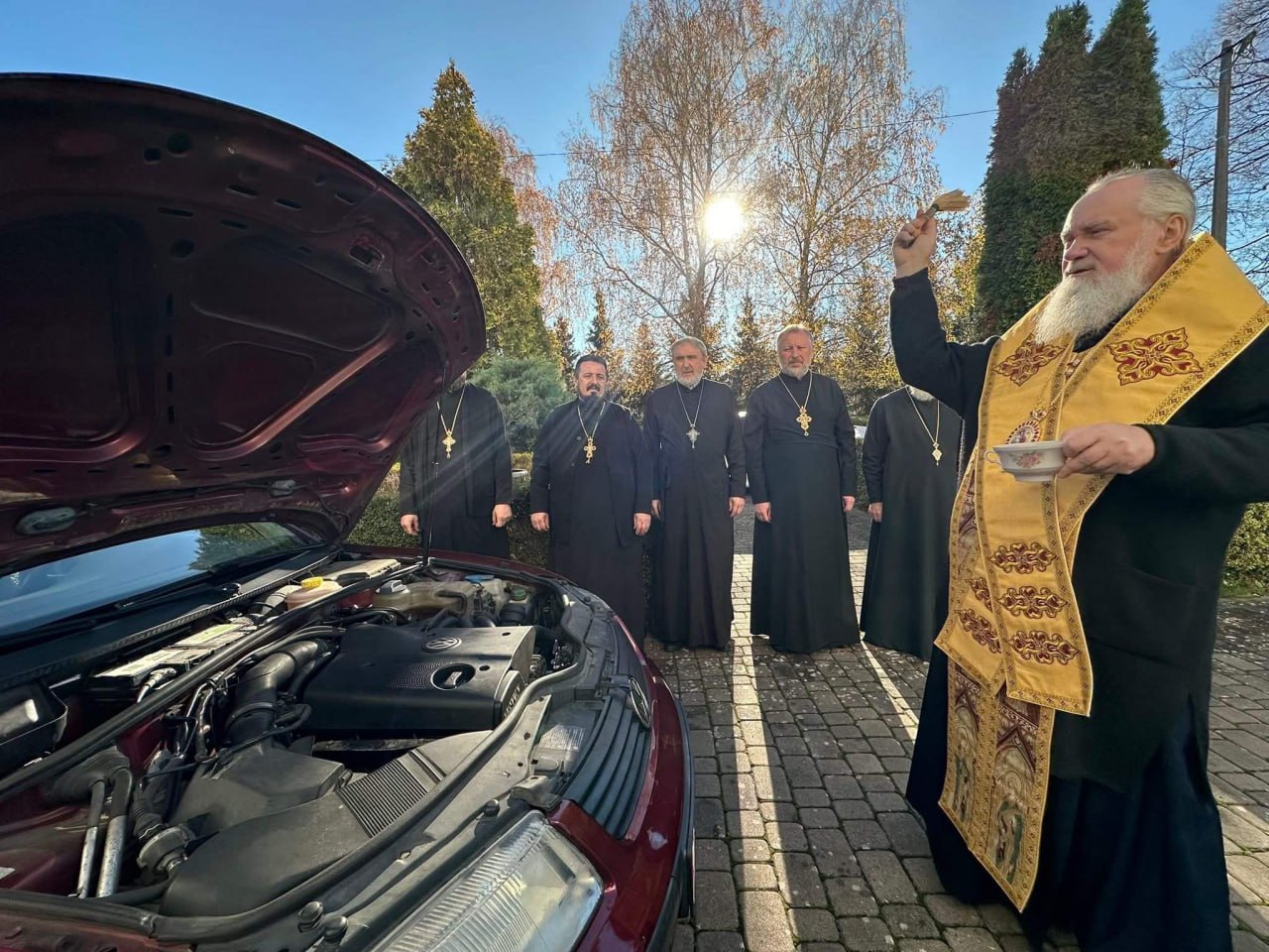 Митрополит Мукачівський Феодор освятив святив автомобіль для Збройних Сил України.