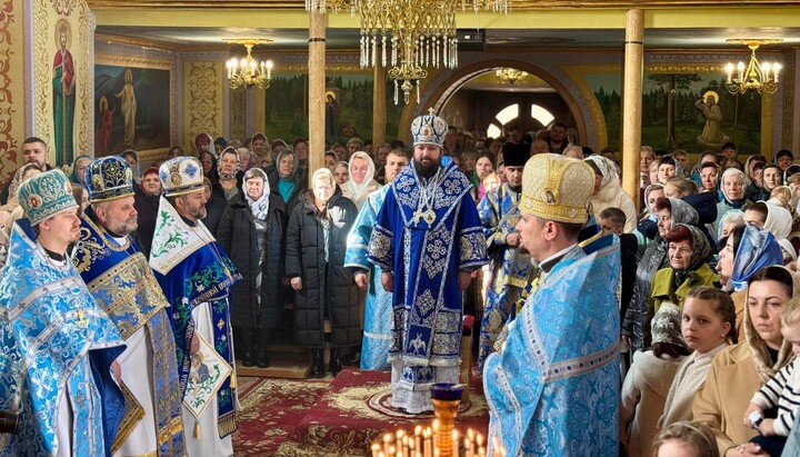 У закарпатському Стройно владика Гіларій освятив новий вівтар