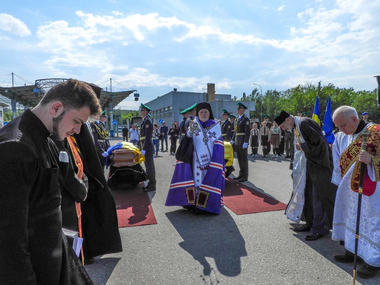 На Закарпатті молитовно зустріли прах Провідника ОУН Андрія Мельника
