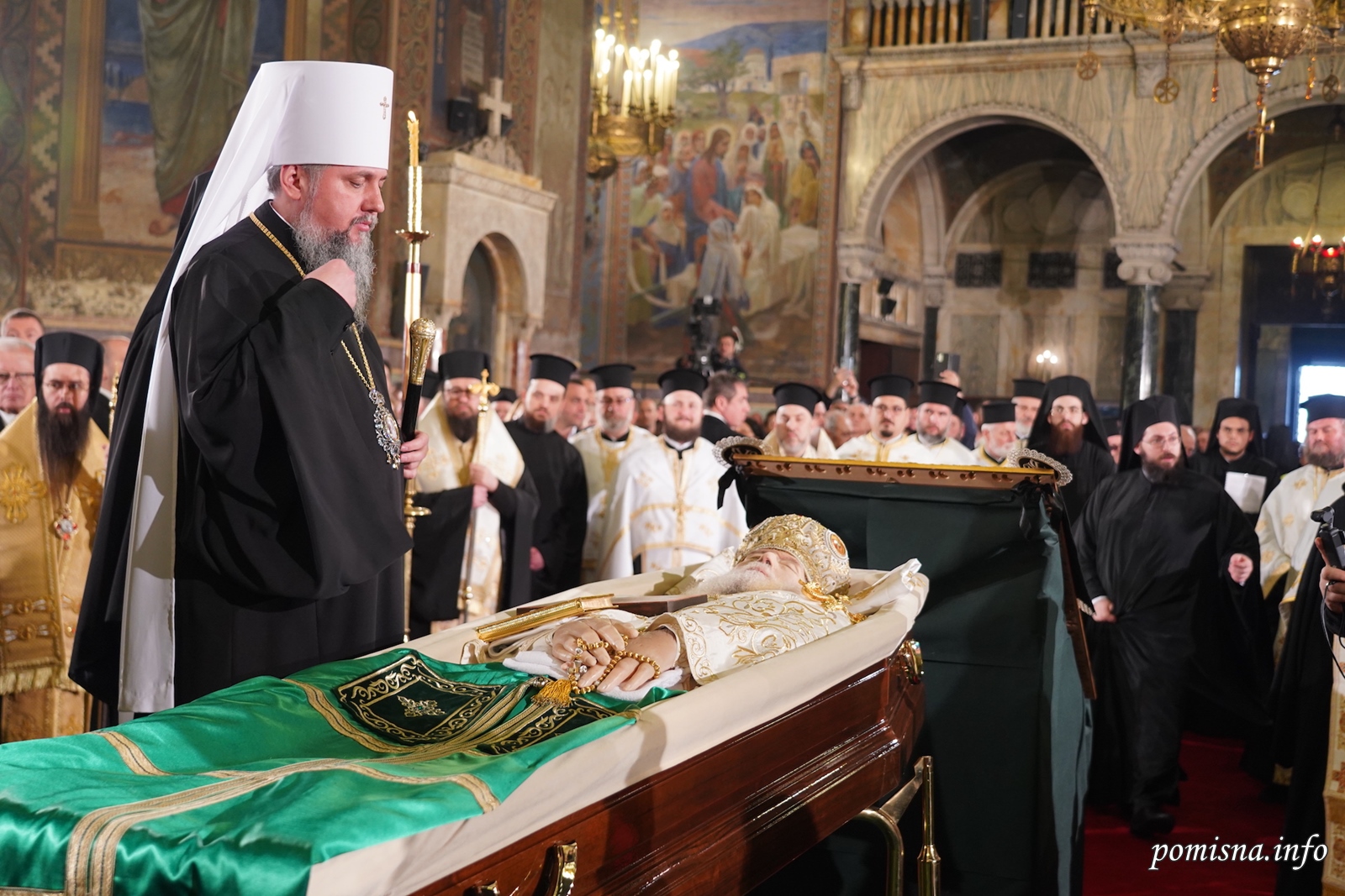 Предстоятель ПЦУ молився під час відспівування спочилого Патріарха Болгарського Неофіта