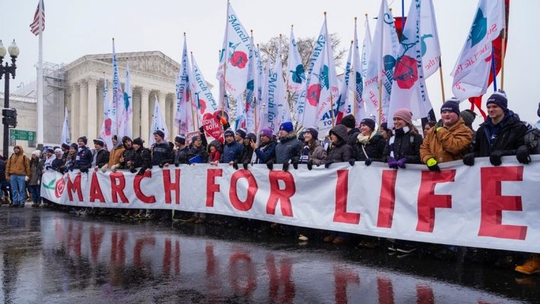 Дональд Трамп підписав помилування протиабортних активістів