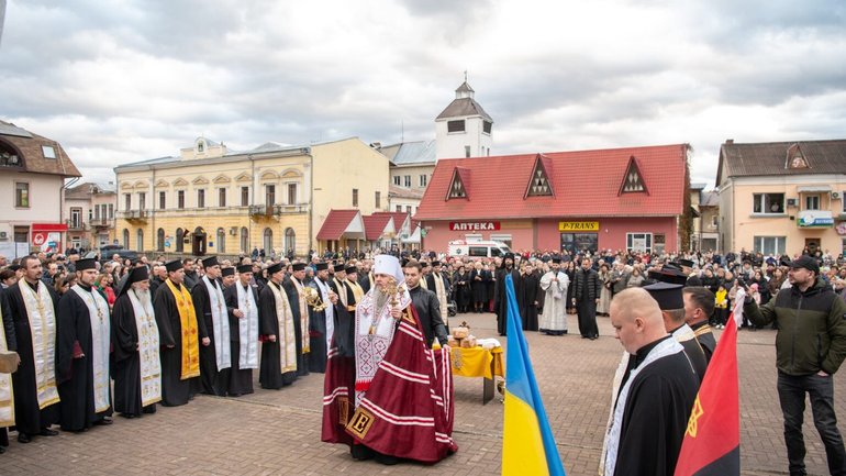 Митрополит Епіфаній у Косові звершив панахиду за полеглими захисниками України
