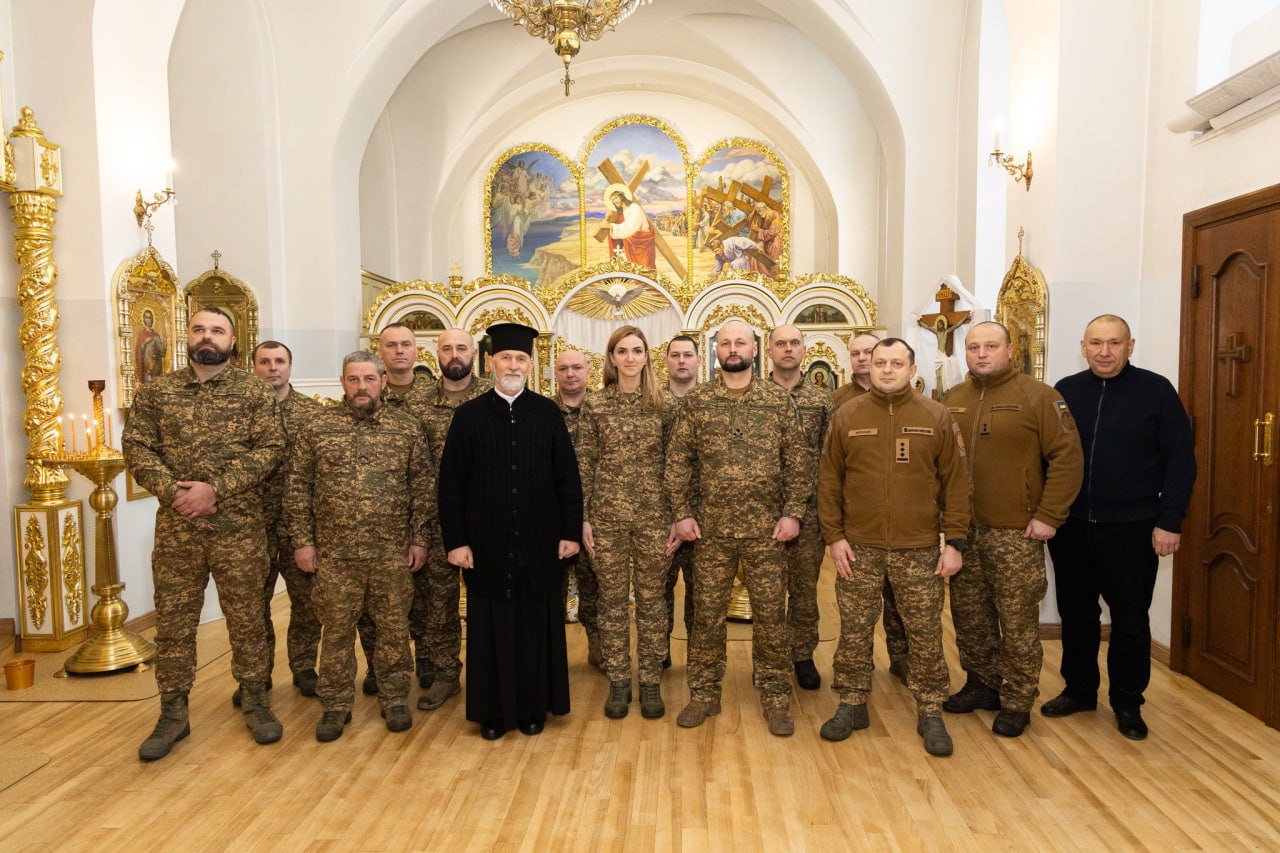 У храмі — подяка за мужність: воїнів Нацгвардії відзначили у Свято-Михайлівському соборі