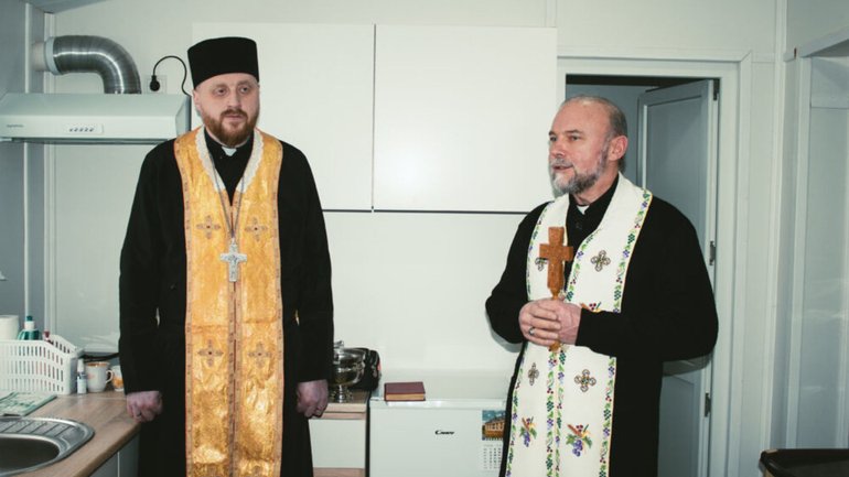 Екзарх Харківський УГКЦ освятив модульні будинки для людей, що втратили житло