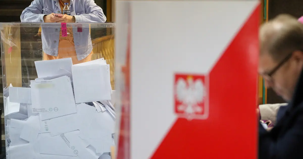 Польські Вибори: Консерватори лідирують, але ймовірно не зможуть сформувати уряд Перші дані парламентських виборів у Польщі вказують на лідерство консервативної...