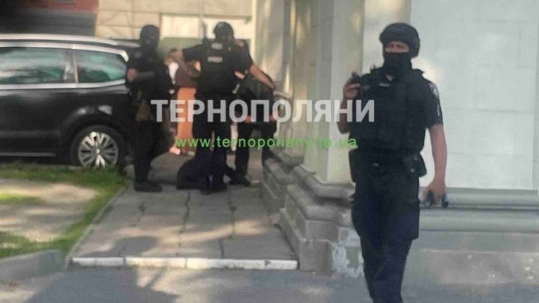 Два чоловіки побилися за місце для жебракування біля катедрального собору у Тернополі