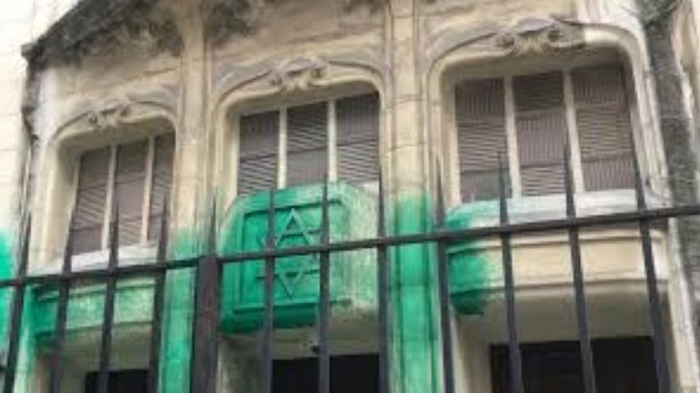 У Парижі облили фарбою дві синагоги та меморіал жертвам Голокосту
