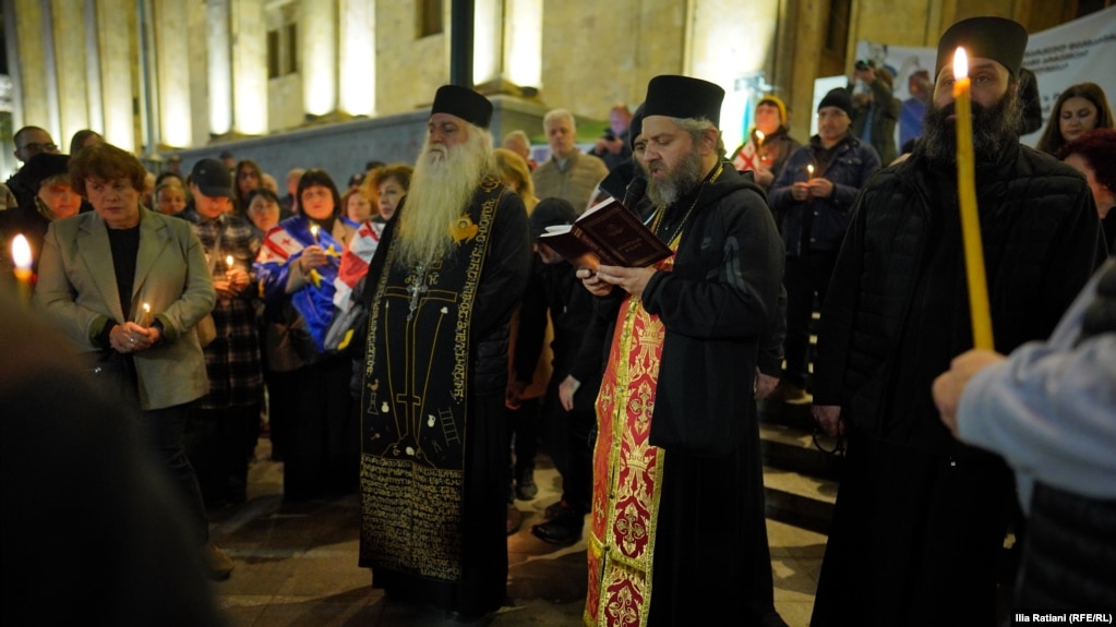 Грузія: Архимандрита, який молився на акціях протесту біля парламенту, відсторонили від служіння