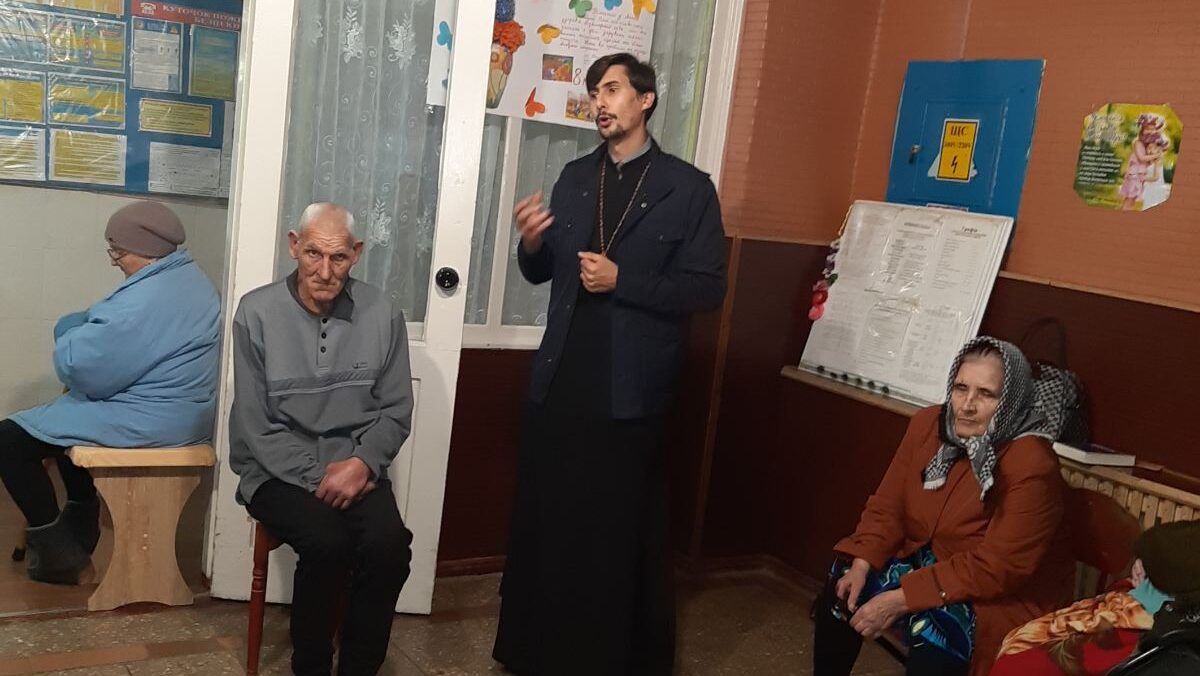 Священник ПЦУ відвідує підопічних з Тальнівського тер-центру для молитви та спілкування