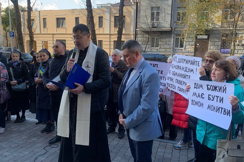 Римо-католики вимагали від МКІП повернути костел Святого Миколая парафіянам