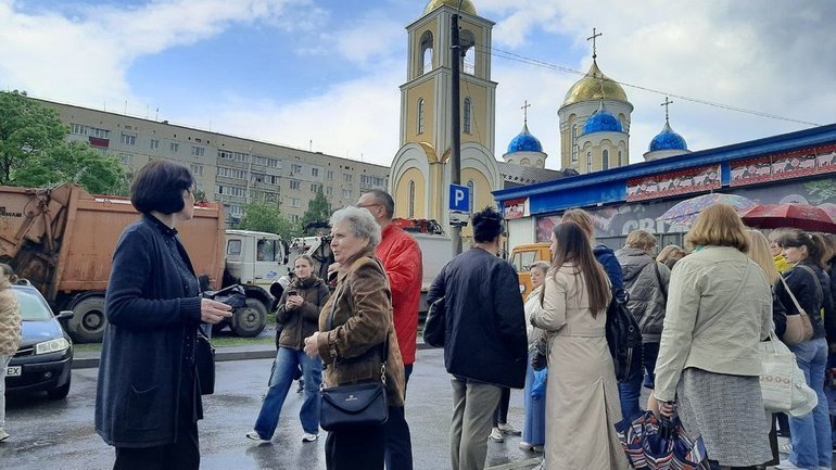 На Хмельниччині судили фермера, який облив ворота храму УПЦ червоною сумішшю