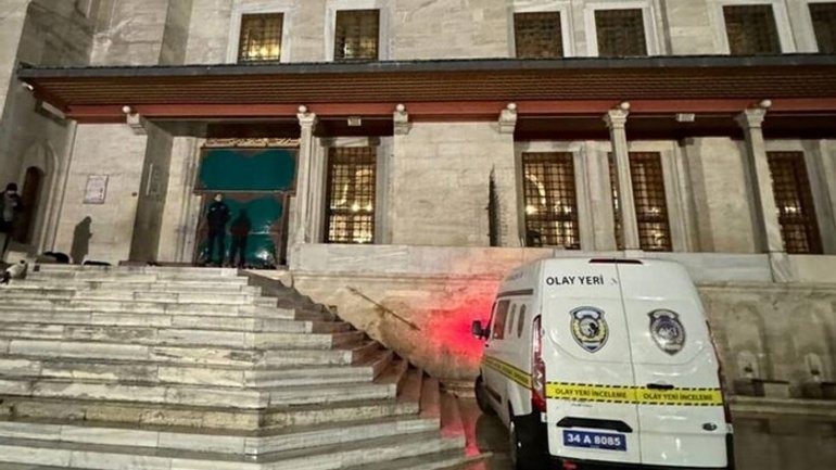 У Стамбулі невідомий влаштував різанину у мечеті, є поранені