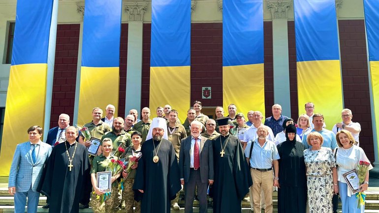 Настоятельці жіночого монастиря УПЦ довелося виправдовуватися за спільне фото з митрополитом ПЦУ