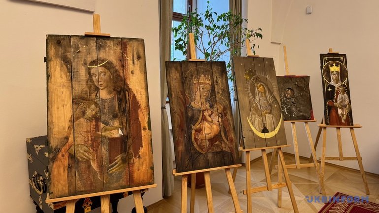 У Сенаті Чехії відбулася виставка ікон на ящиках від набоїв