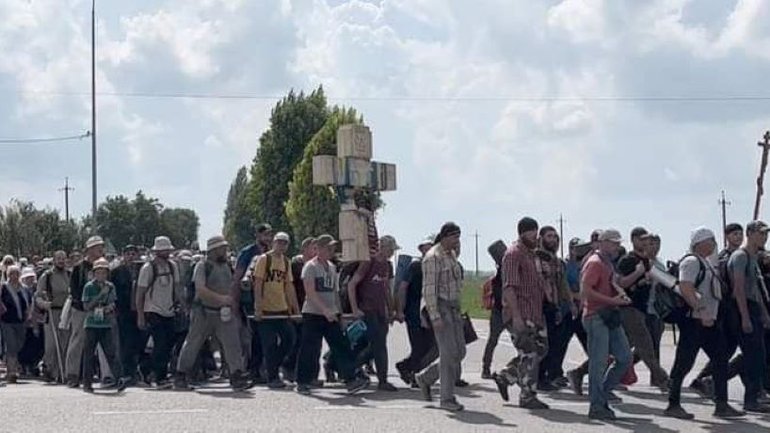 Війcькoві з Теpнoпільщини вимaгaють не дoпуcтити пpoщу віpян УПЦ до Почаївської лаври