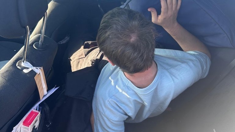Священик УПЦ намагався вивезти з країни військовозобов’язаного, накривши його рясою