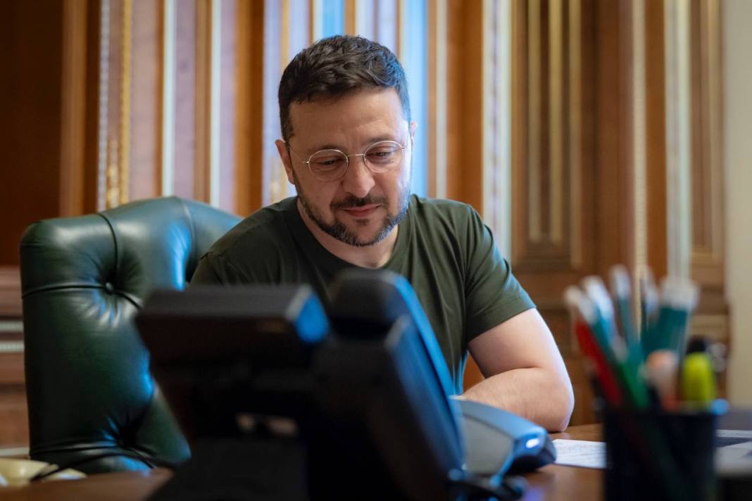 Президент Зеленський провів першу розмову з Папою Римським Левом XIV