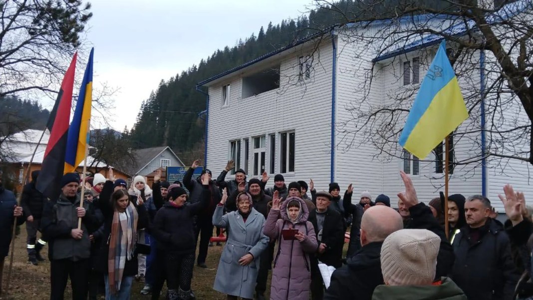 На Буковині перехід громади до ПЦУ намагалися зірвати співами