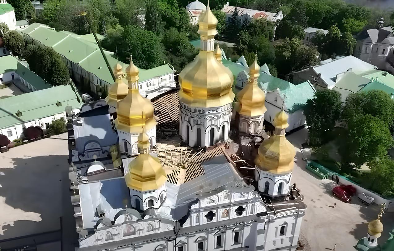 Фахівці ДСНС спорудили тимчасовий дах на Свято-Успенському соборі у Києво-Печерській лаврі