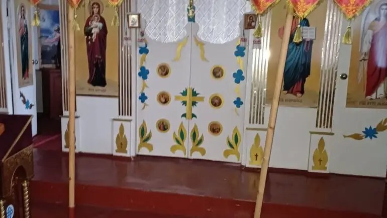 Священик УПЦ вивіз з церкви килимки після приєднання парафії до ПЦУ