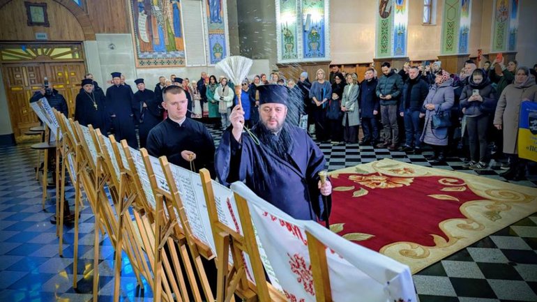 У Свято-Покровському соборі Рівного освятили рушники, вишиті родинами зниклих та полонених