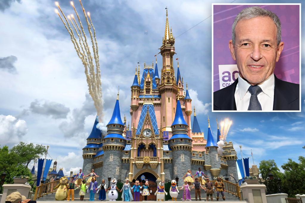 Disney відмовляється від двох "лівих" програм, оскільки інвестори тиснуть на компанію, щоб вона відмовилася від більшої кількості ініціатив