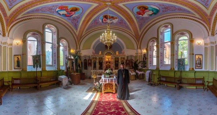 В одній парафії Херсонської єпархії ПЦУ вирішили не проводити божественну літургію. Таке рішення ухвалено з міркувань безпеки. Адже церква розташована близько д...