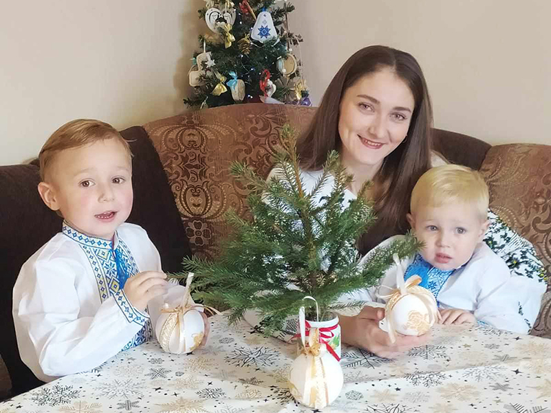 Майстриня з Тернопільщини виготовляє незвичайні ялинкові прикраси-обереги