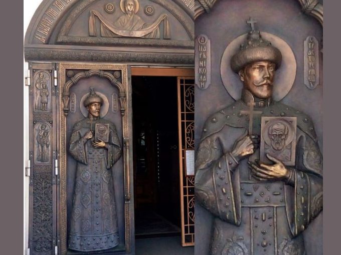 У Свято-Покровському жіночому монастирі у Києві зняли з воріт статую російського імператора Нікалая II.