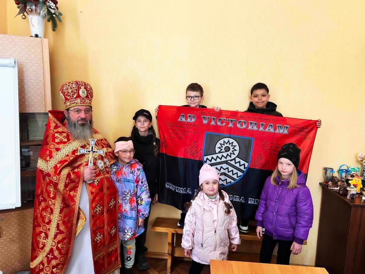 Парафія Миколаївського собору Бердичева отримала прапор від воїнів ЗСУ