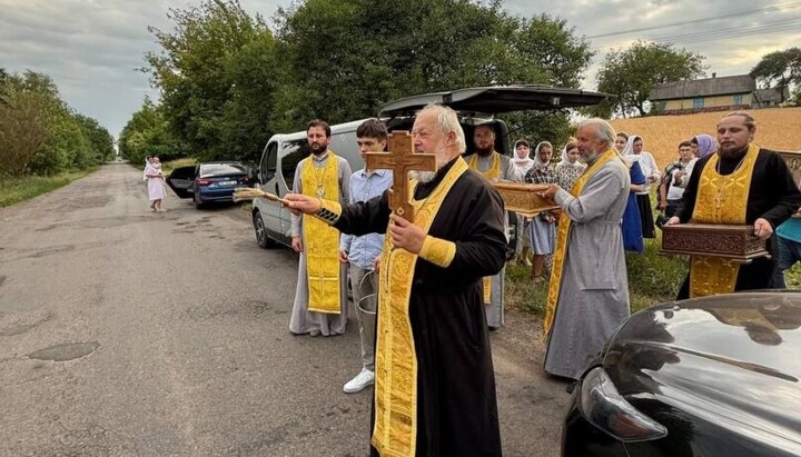 У Рівненській єпархії провели автомобільний хресний хід з молитвою про мир