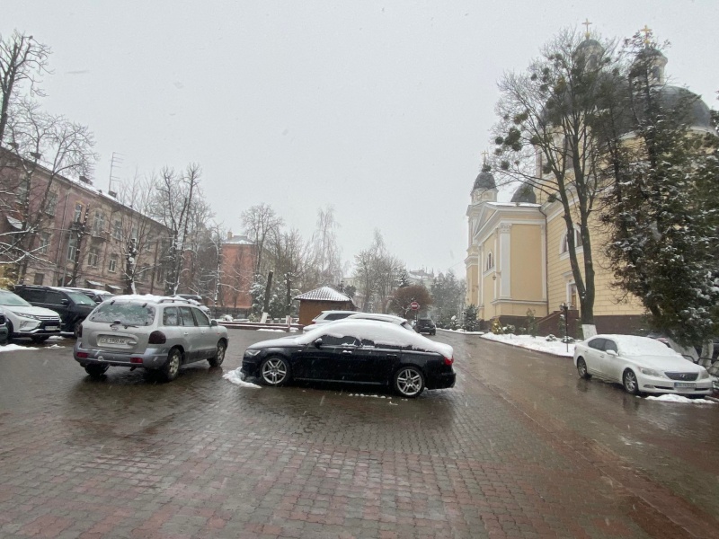 У Чернівцях прихильники УПЦ чотири місяці не дають облаштувати комунальну парковку