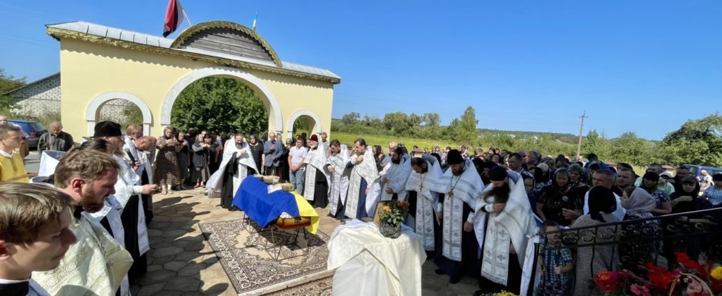 На Волині священників не впустили до храму ПЦУ, щоб відспівати загиблого воїна.
