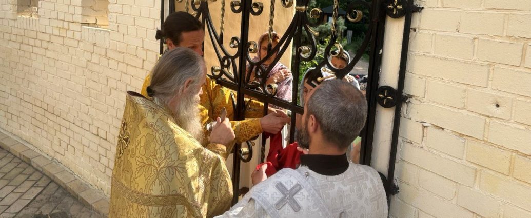 Через дії держави щодо Києво-Печерської Лаври причастя вірян УПЦ через ґрати стало уже буденністю
