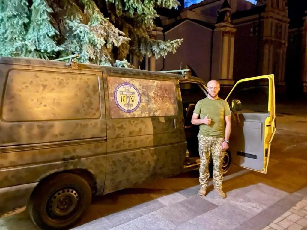 УПЦ США допомогла придбати логістичний автомобіль для служіння військового капеланам
