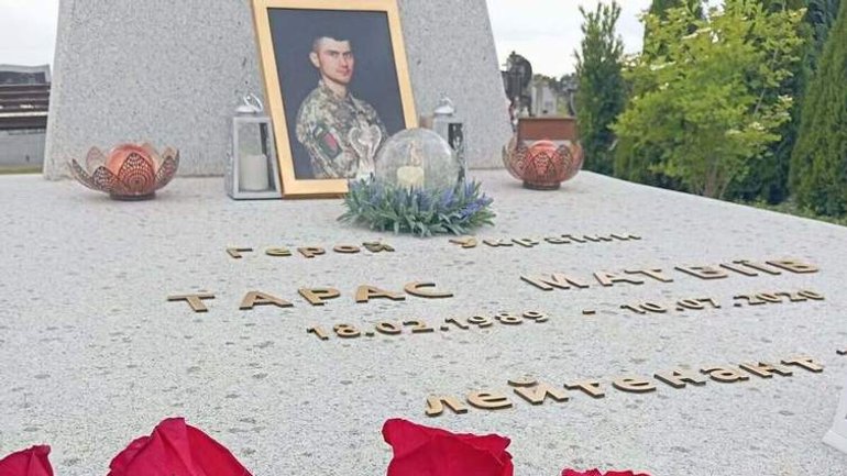 На Львівщині поглумились над могилою Героя України. Поліція встановлює обставини