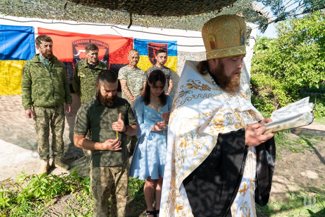 Вінчання на передовій: дружина повернулася з-за кордону, щоб провести церемонію з бійцем