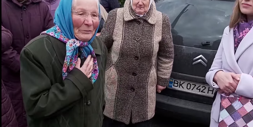 «В мене на війні внук, син, куди я маю йти молитися?» — вірянка УПЦ рівненським чиновникам, які прийшли забирати храм