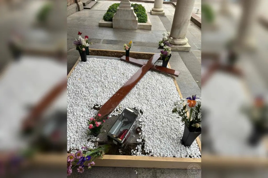 Вандали осквернили могилу патріарха Неофіта