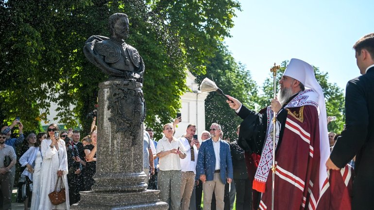 Митрополит Епіфаній звершив чин благословення погруддя гетьману Івану Мазепі
