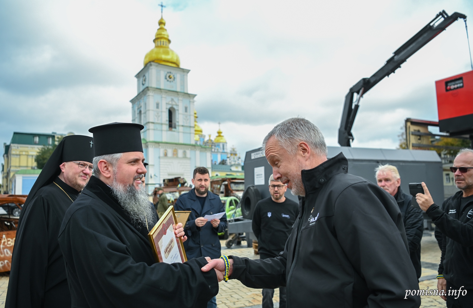 Предстоятель ПЦУ передав потужні генератори для лікарень столиці