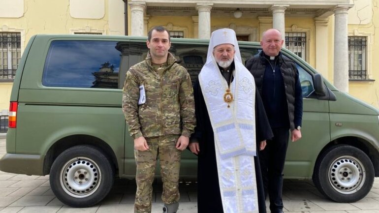 Митрополит Львівський УГКЦ подарував військовим автівку в подяку за повернення крісла Андрея Шептицького