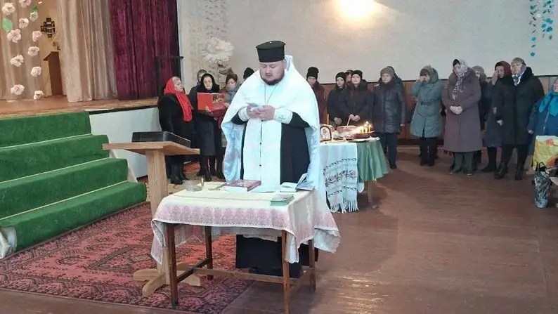 На Буковині після доєднання до ПЦУ віряни не можуть увійти в храм і моляться в сільському клубі