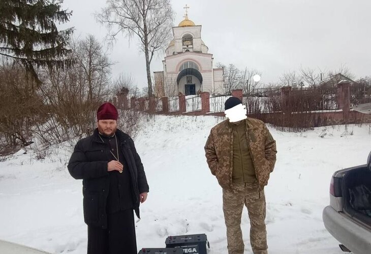 Парафіяни Сумської єпархії придбали акумулятори для українських захисників