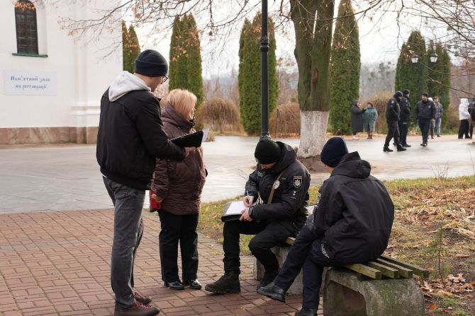 Представники УПЦ вдруге не пустили нових управителів до собору на Черкащині