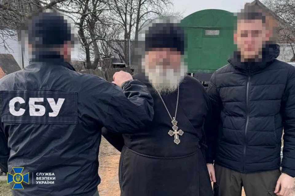 Клірик УПЦ, який в обмін на "евакуацію" сімʼї у РФ коригував обстріли на Донеччині, отримав 15 років вʼязниці