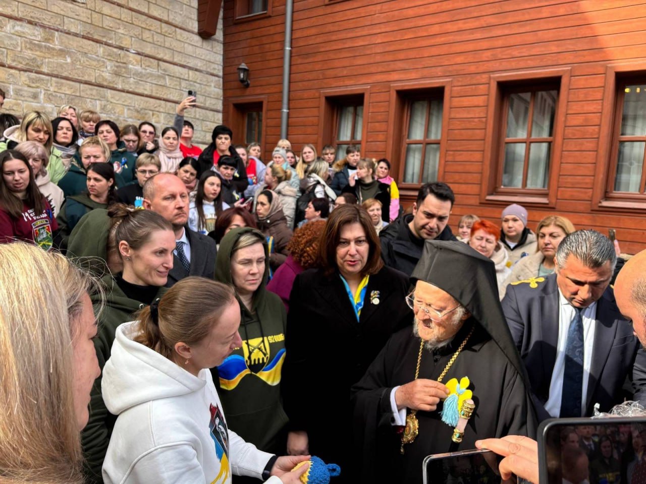 Родичі полонених і зниклих українських солдатів зустрічаються з патріархом Варфоломієм у Стамбулі